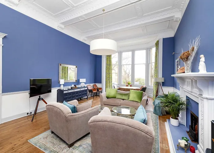Joivy Spacious 2-Bedroom Ground Floor Flat